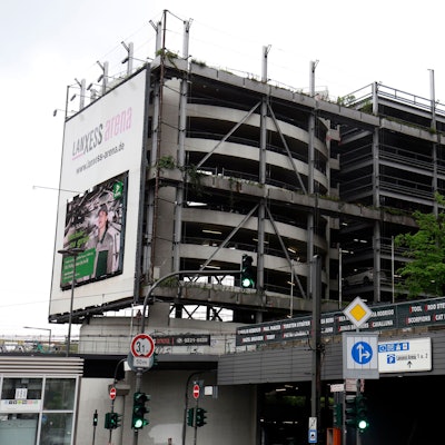 Das Parkhaus an der Lanxess-Arena von außen.