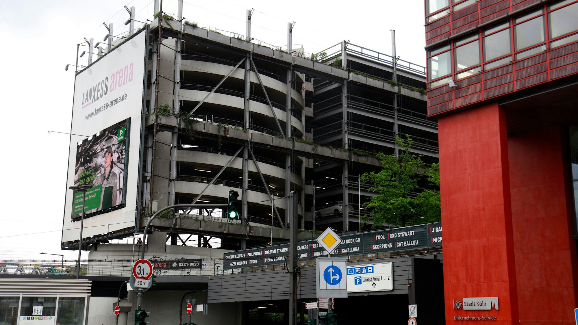 Das Parkhaus an der Lanxess-Arena von außen.
