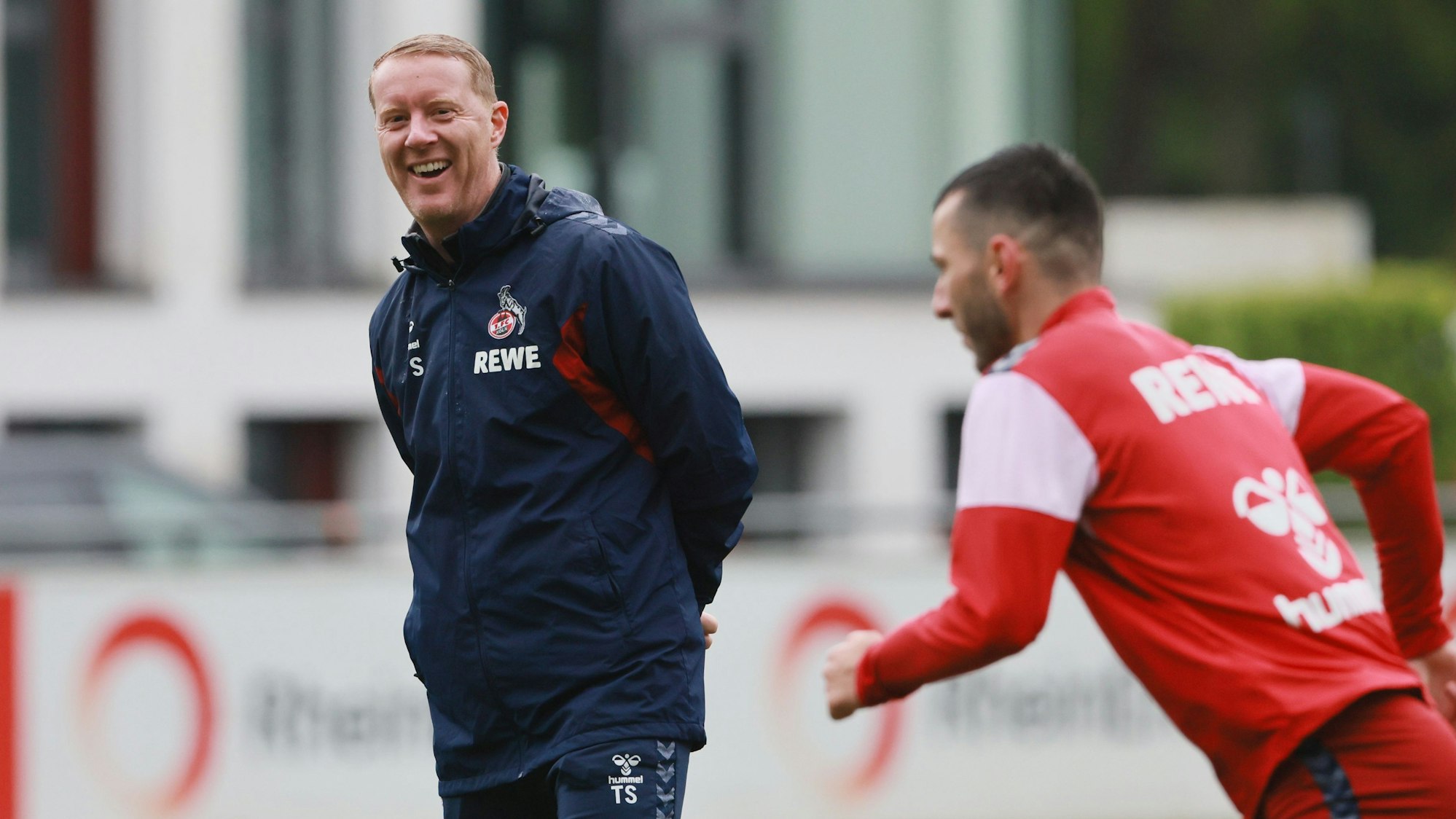 Gute Miene vor dem schwierigen Spiel: Timo Schultz schaut Sargis Adamyan bei der Arbeit zu.