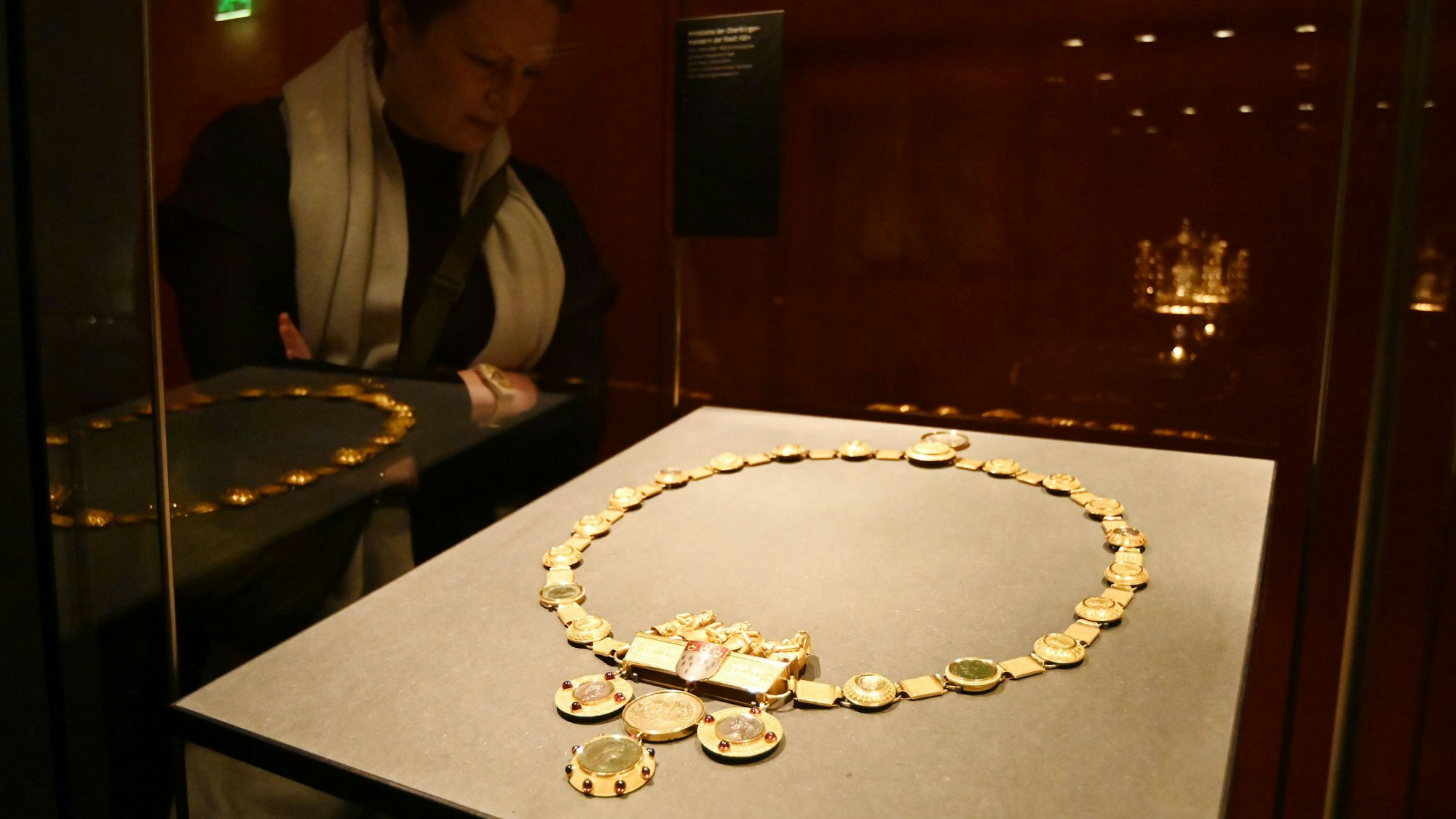 Für die Ausstellung hat Oberbürgermeisterin Henriette Reker die Amtskette zur Verfügung gestellt.