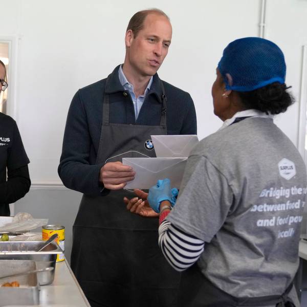 Prinz William bei einem Besuch einer Wohltätigkeitsorganisation zur Verteilung überschüssiger Lebensmittel in Sunbury on Thames.