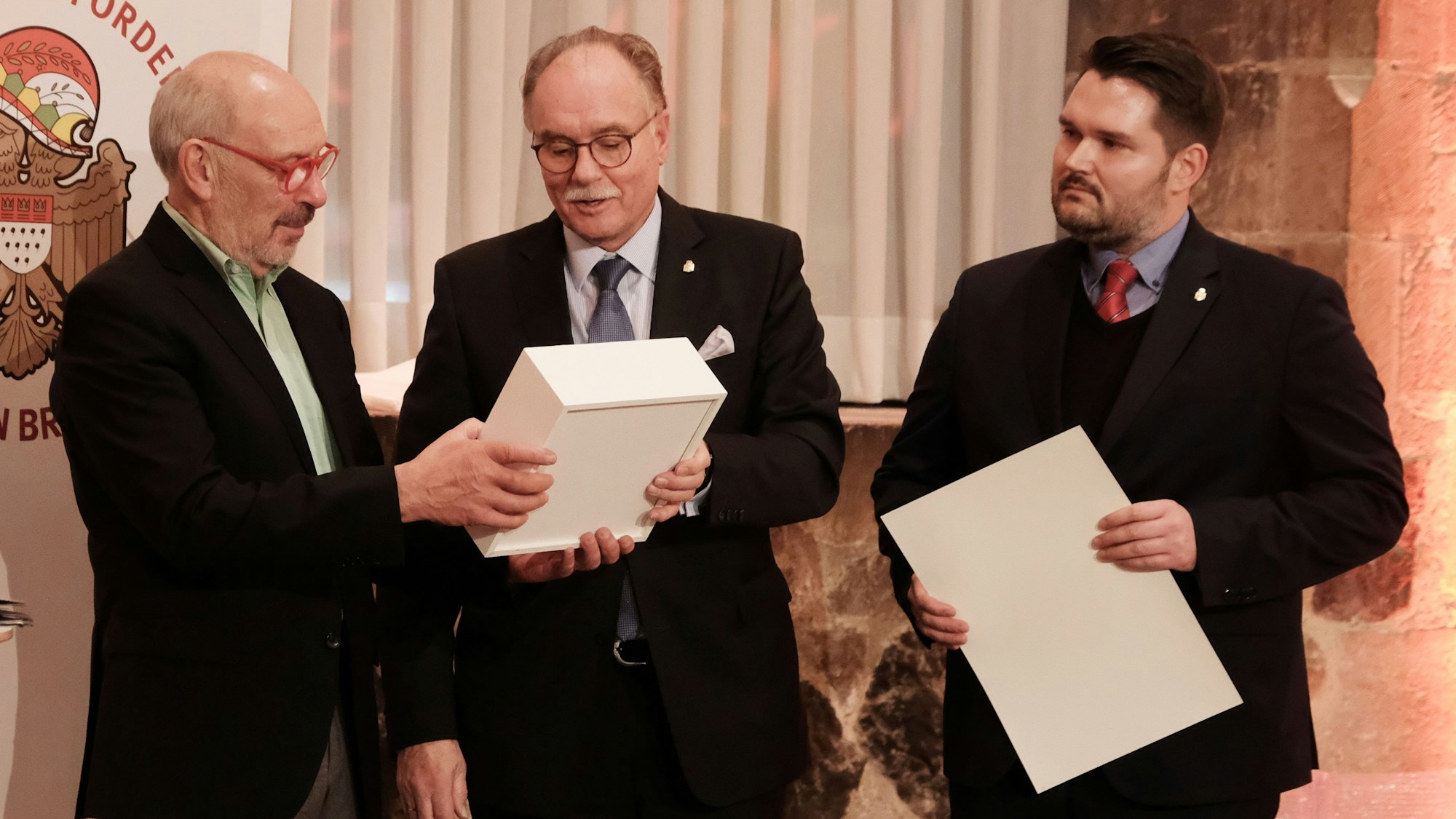 Philipp Hoffmann (rechts) gemeinsam mit Bernhard Conin (Mitte) und Carlos Levy (links) in seinem Ehrenamt für die Freunde und Förderer des Kölnischen Brauchtums.