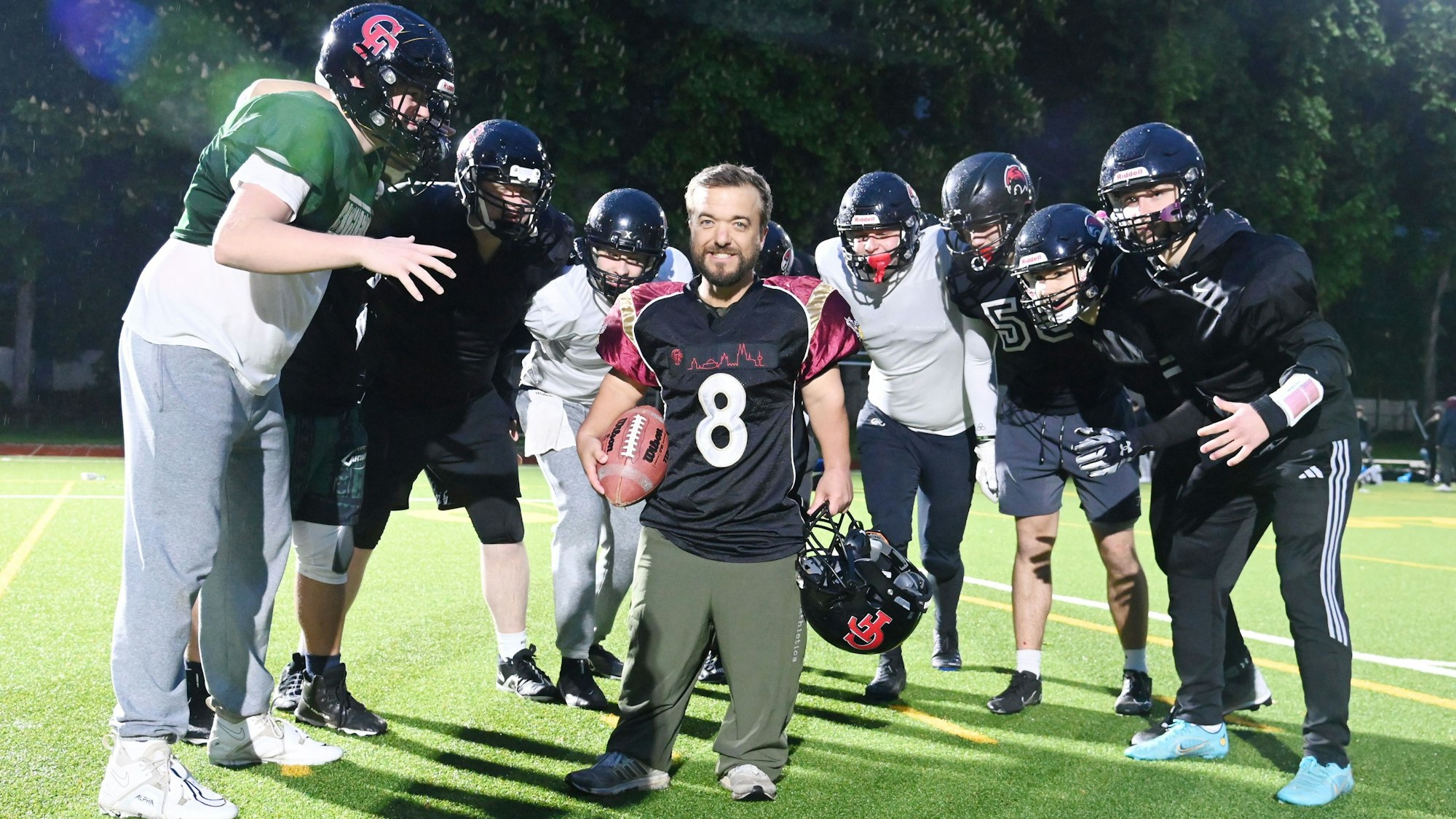 Zusammen mit den Cologne Falcons zeigt Mester sein Talent als Footballspieler.