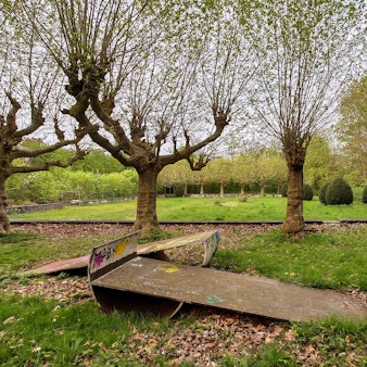 Die verwunschen anmutenden Baumplätze, angelegt um 1926, stehen noch heute. Der Schmuckgarten mit Rosen- und Staudenbeeten, Oleandersträuchern und Brunnen ist verschwunden.
