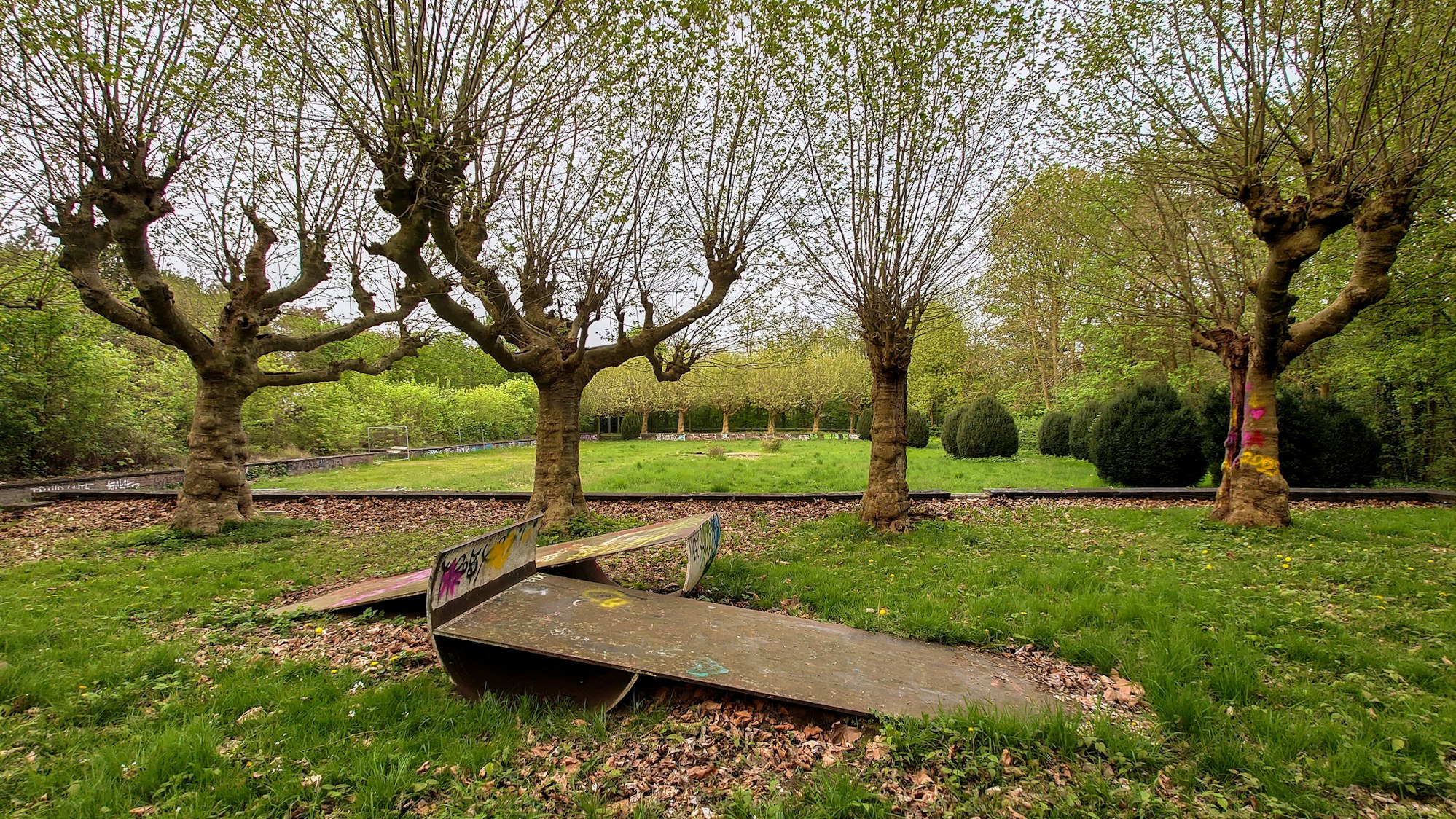 Die verwunschen anmutenden Baumplätze, angelegt um 1926, stehen noch heute. Der Schmuckgarten mit Rosen- und Staudenbeeten, Oleandersträuchern und Brunnen ist verschwunden.