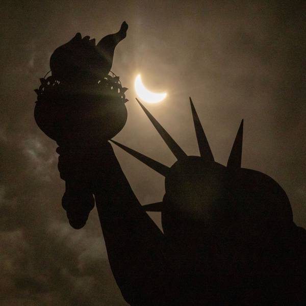 8, April 2024, USA, New York: Der Mond verdeckt teilweise die Sonne hinter der Freiheitsstatue während der totalen Sonnenfinsternis auf Liberty Island.