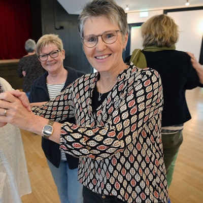 In Nümbrecht verhilft Tanzlehrerin Gabi Polzin (Mitte) auch Vereinschefin Klaudia Altwicker (rechts) gern zum richtigen Schritt. Dort bittet der Klub „Tanz Mit“ am morgigen Sonntag nach langer Pause endlich wieder zum „Tanz-Tee“.
