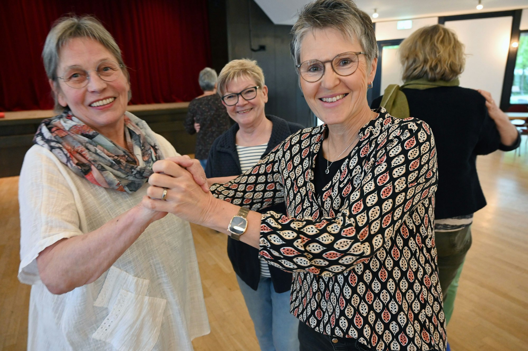 In Nümbrecht verhilft Tanzlehrerin Gabi Polzin (Mitte) auch Vereinschefin Klaudia Altwicker (rechts) gern zum richtigen Schritt. Dort bittet der Klub „Tanz Mit“ am morgigen Sonntag nach langer Pause endlich wieder zum „Tanz-Tee“.