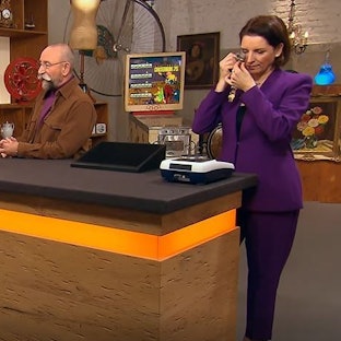Graf von Berg (v.l.) mit seiner Ehefrau Birgit bei der Expertise von „Bares für Rares“ mit Horst Lichter und Wendela Horz.