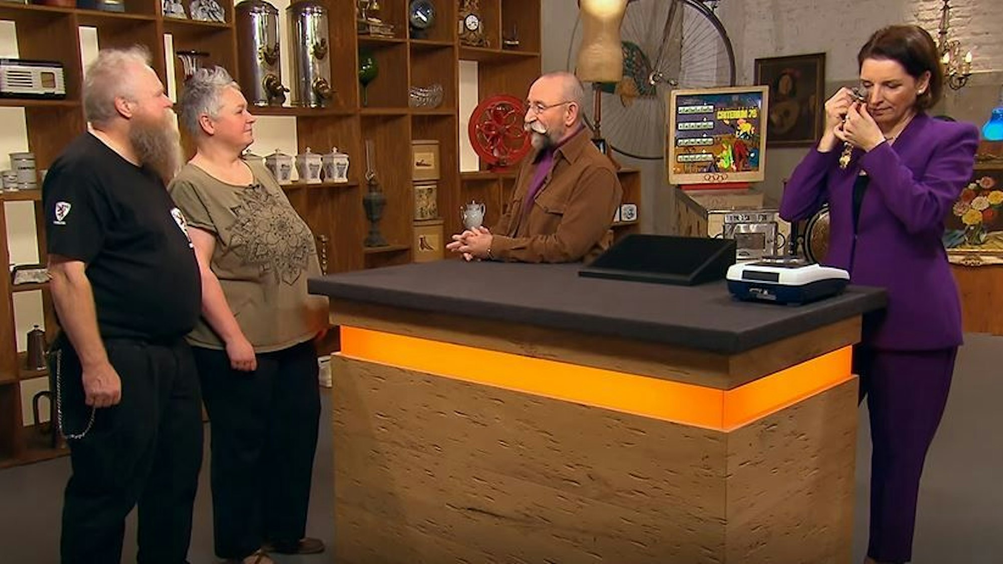 Graf von Berg (v.l.) mit seiner Ehefrau Birgit bei der Expertise von „Bares für Rares“ mit Horst Lichter und Wendela Horz.