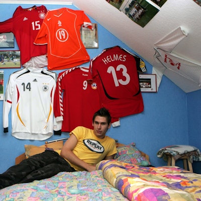 Ex-FC Spieler Patrick Helmes 2006 in seinem Kinderzimmer in Siegen. Auch er würde wohl heute besser schlafen wenn die Kölner die Klasse halten.