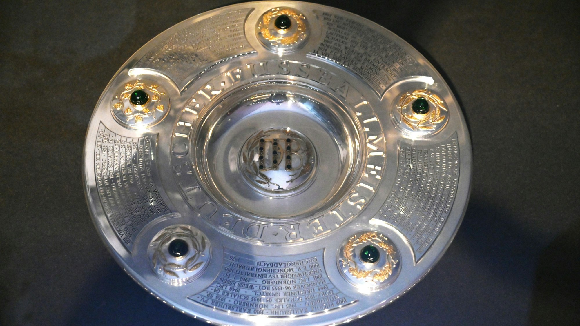 Dies ist das Replikat der Meisterschale des DFB. Das Original wurde von Treskow entworfen.