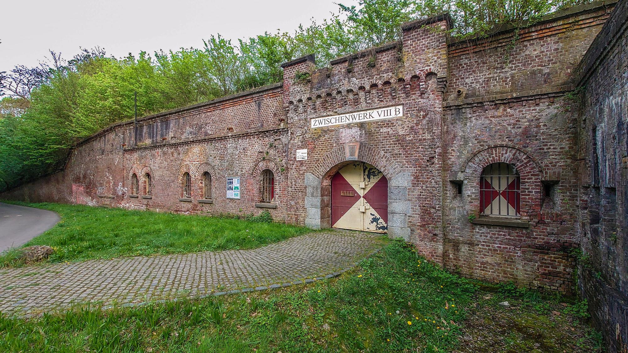 Zu sehen ist das Zwischenwerk VIIIb am Militärring in Köln in der Vorderansicht.