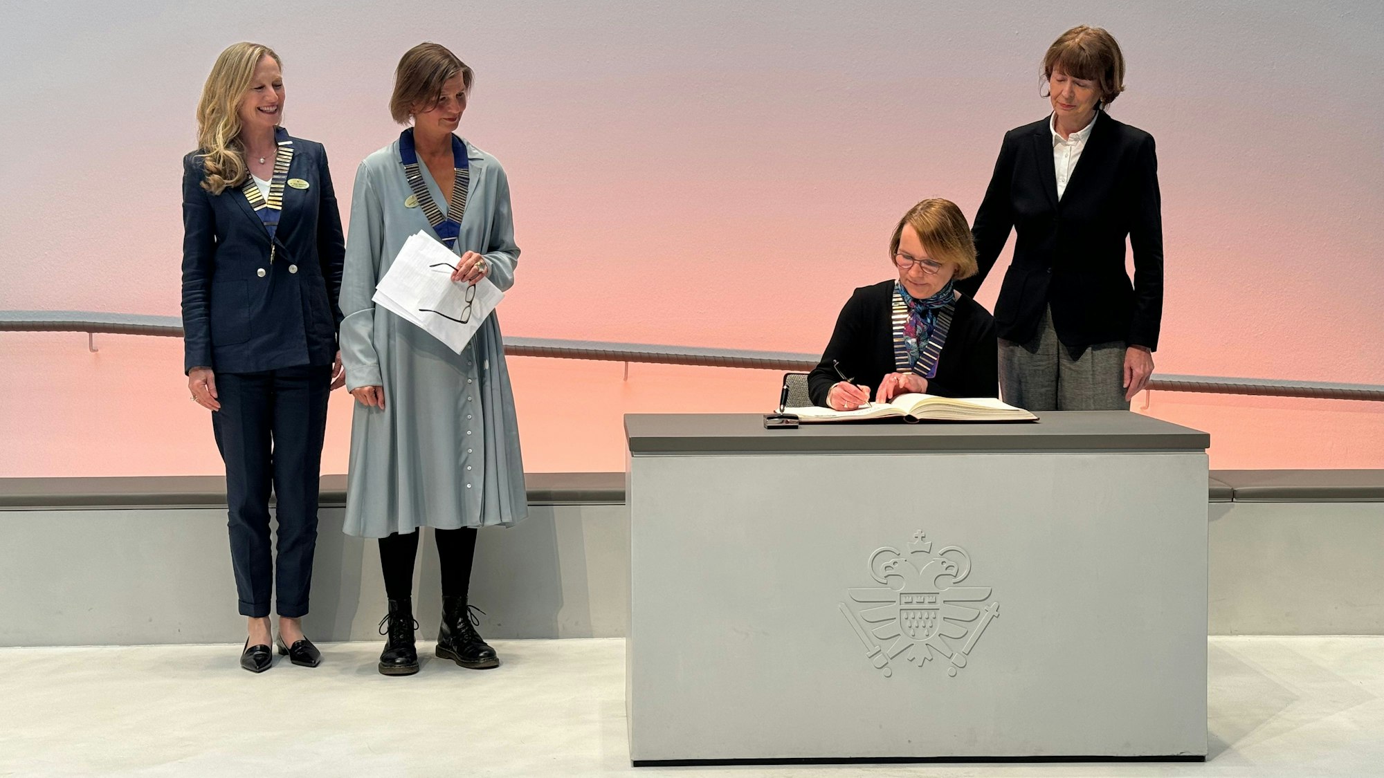 Birgit Rothschild (Präsidentin IWC Köln-Römerturm), Dagmar Schulte (Präsidentin Inner Wheel Club Köln), Dr. Andrea Deichmann (Präsidentin, IWC Aggrpina) Henriette Reker (Oberbürgermeisterin Köln)
