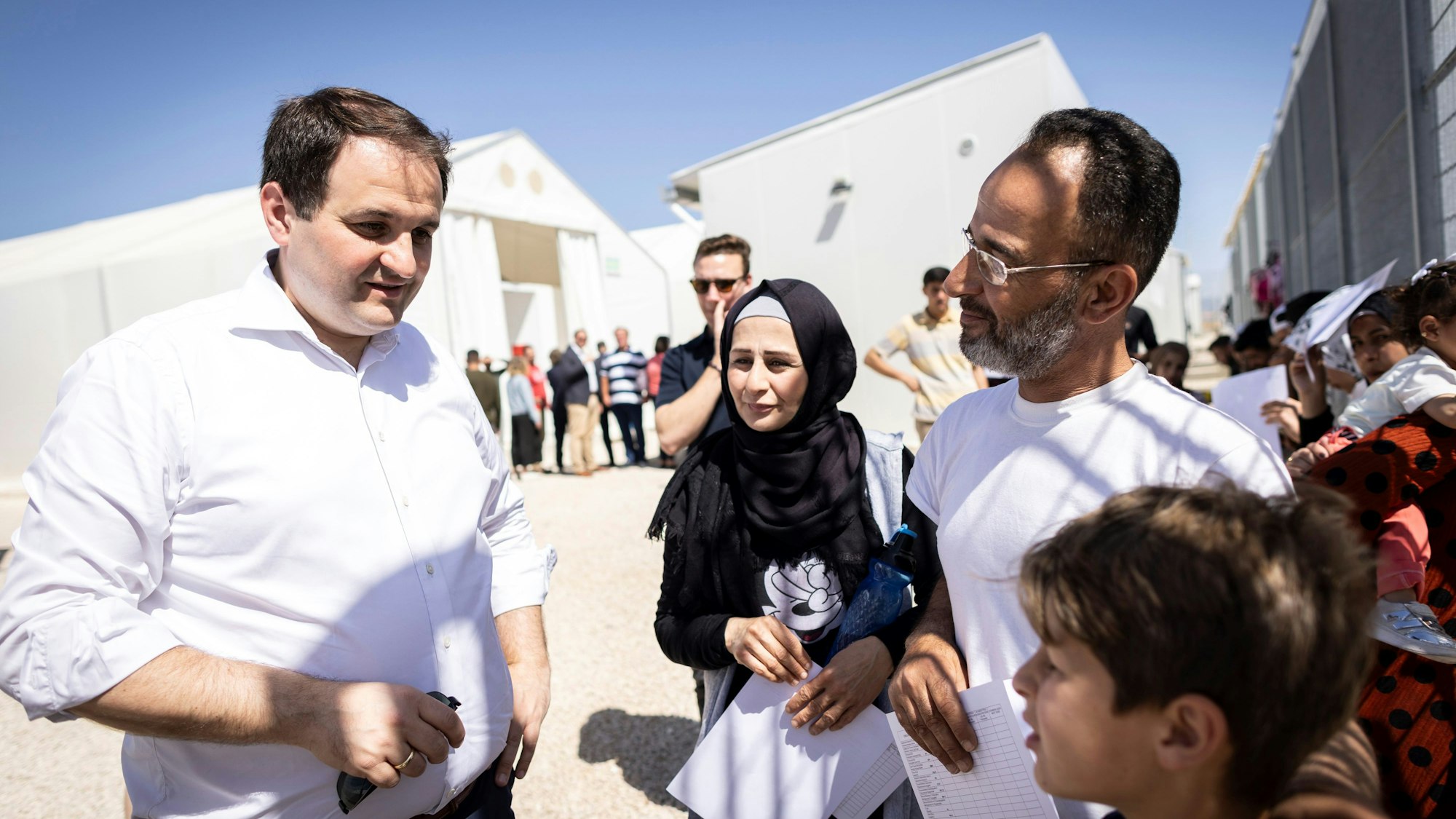 NRW-Europaminister Nathanael Liminski (CDU) besucht das Flüchtlingslager Pournara auf Zypern und spricht mit Flüchtlingen aus Syrien.