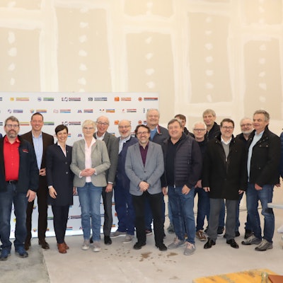 Auf dem Foto sind Vertreter der Kreishandwerkerschaft, der Politik und mehrere Obermeister zu sehen.