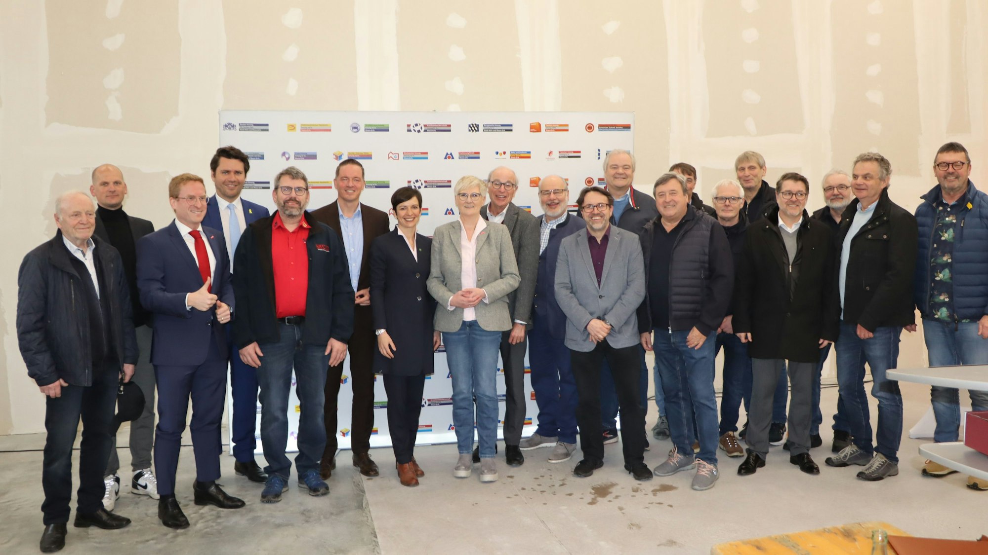 Auf dem Foto sind Vertreter der Kreishandwerkerschaft, der Politik und mehrere Obermeister zu sehen.