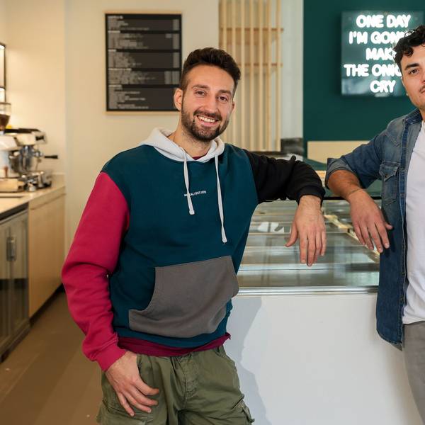 Emanuele Barbaro und Marcello Caruso stehen im Laden an der Theke