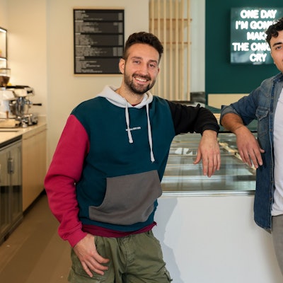 Emanuele Barbaro und Marcello Caruso stehen im Laden an der Theke