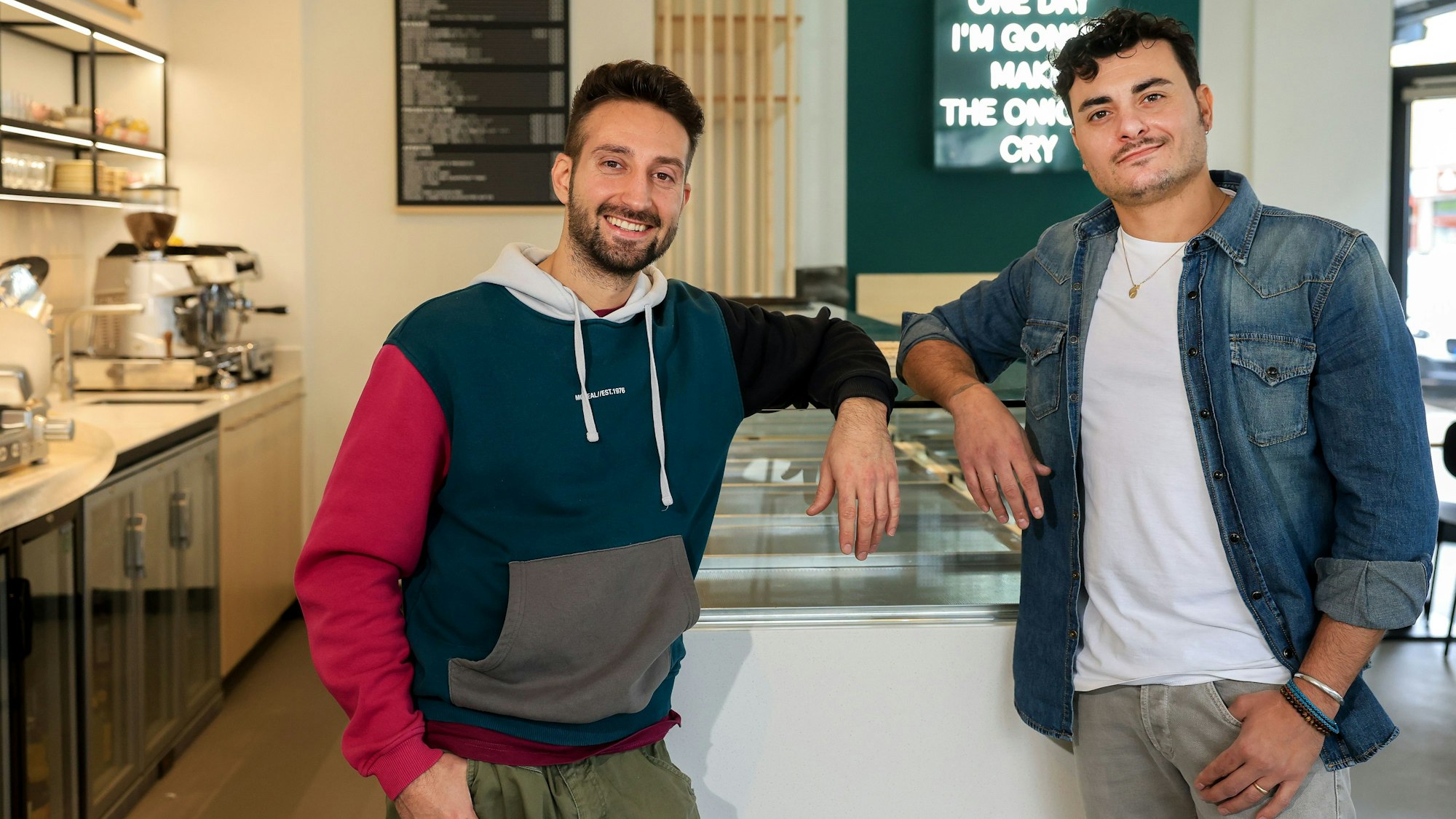 Emanuele Barbaro und Marcello Caruso stehen im Laden an der Theke