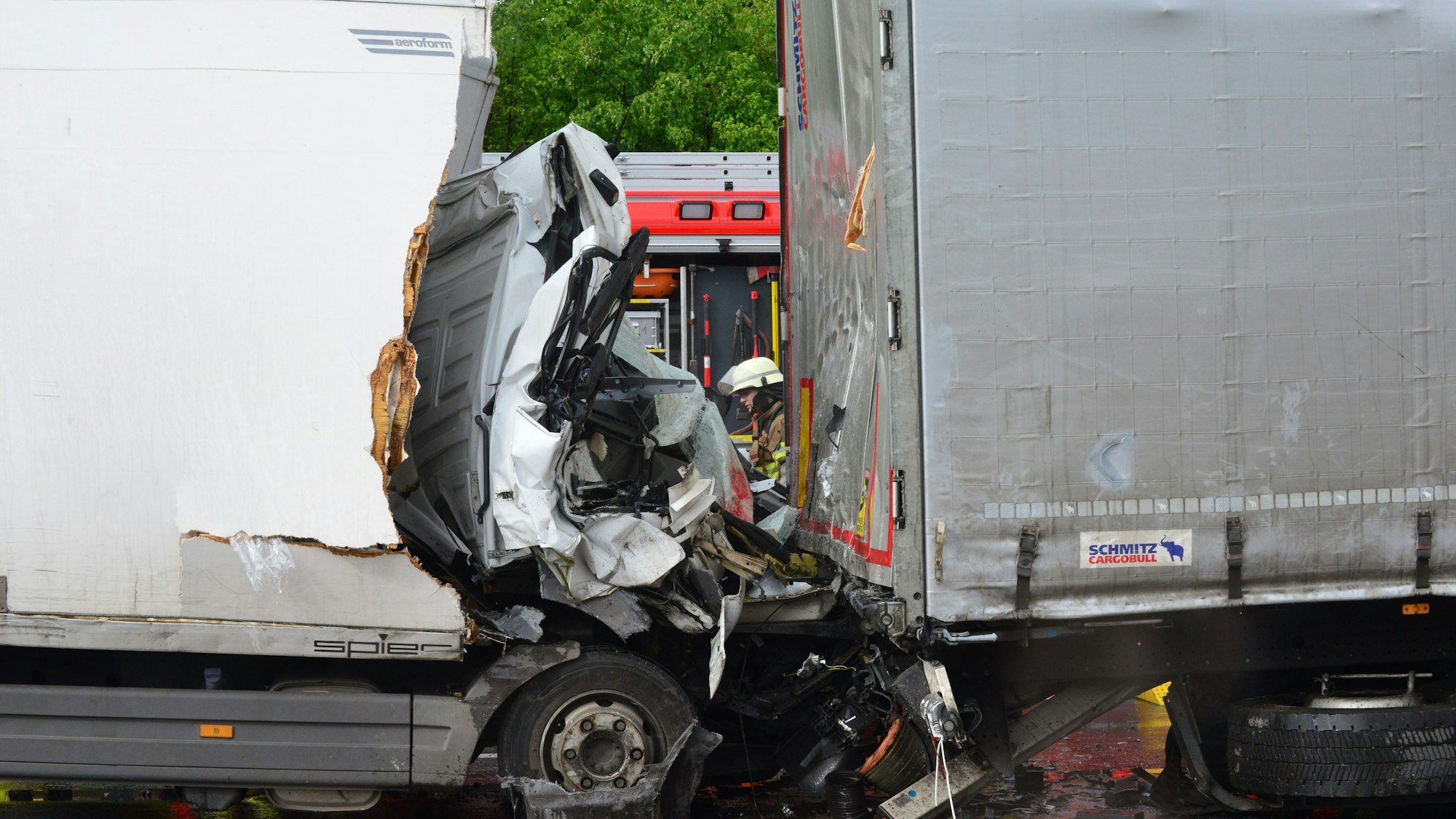 Das Bild zeigten ein zertrümmertes Führerhaus eines Lastwagens.