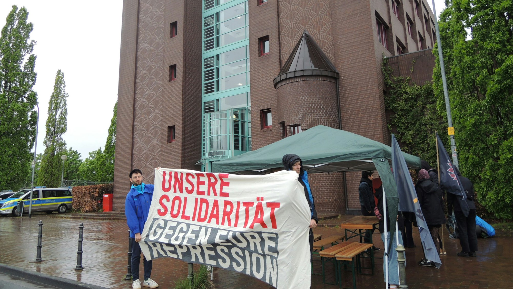 Freunde der bei angeklagten Baggerbesetzer demonstrierten am Freitag vor dem Kerpener Amtsgericht.