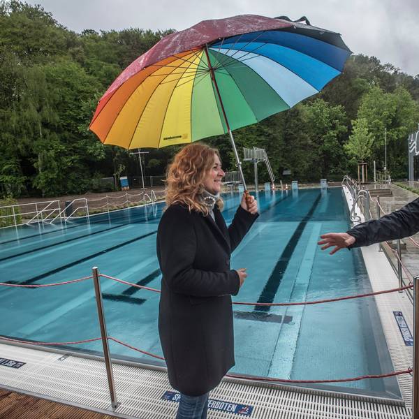 Das neue Freibad Leichlingen ist fast fertig. Geschäftsführerin Alice Bosch und Schwimmmeister und Badleiter Helge Schönzeler auf einem Rundgang.
