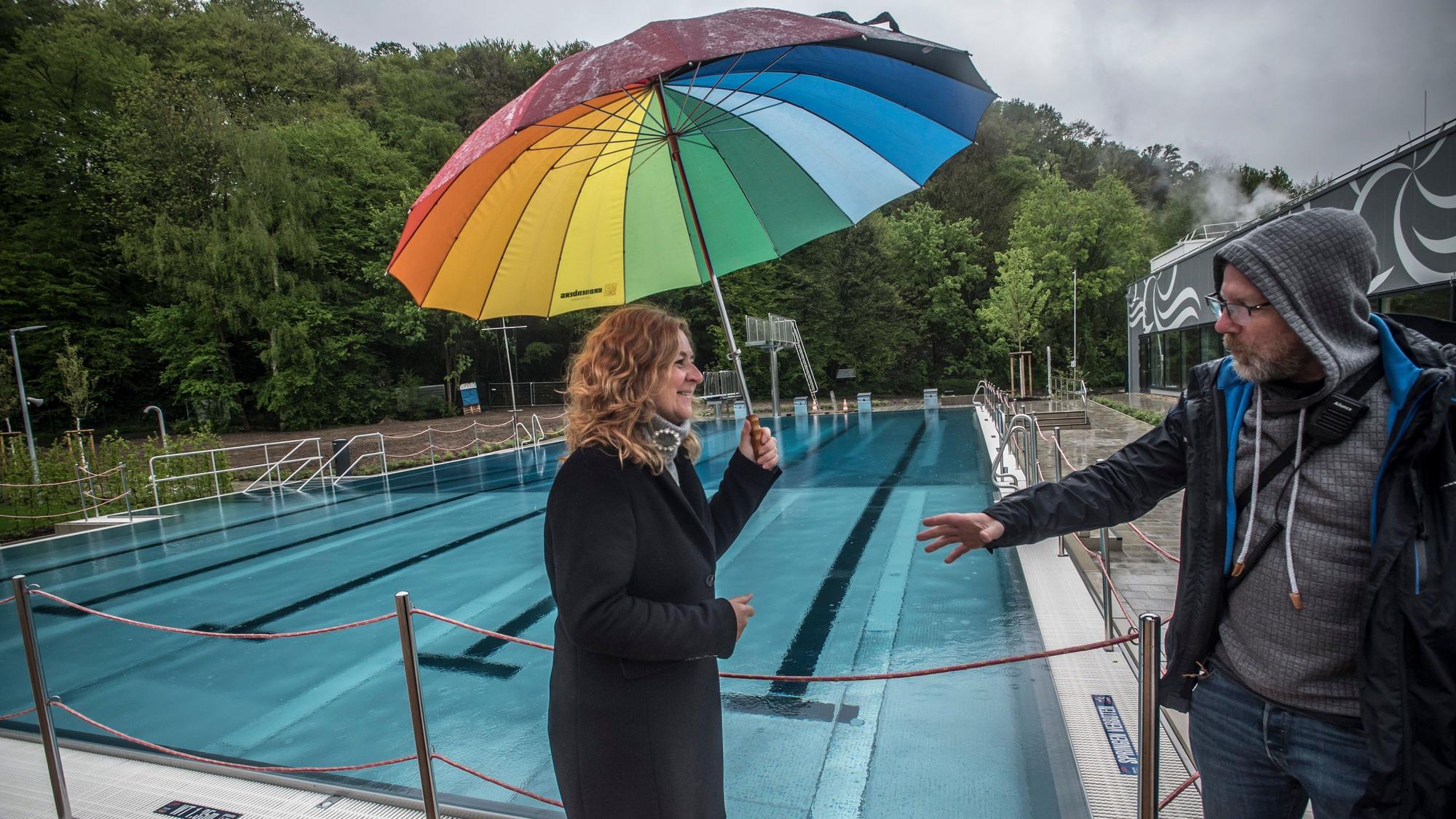 Das neue Freibad Leichlingen ist fast fertig. Geschäftsführerin Alice Bosch und Schwimmmeister und Badleiter Helge Schönzeler auf einem Rundgang.