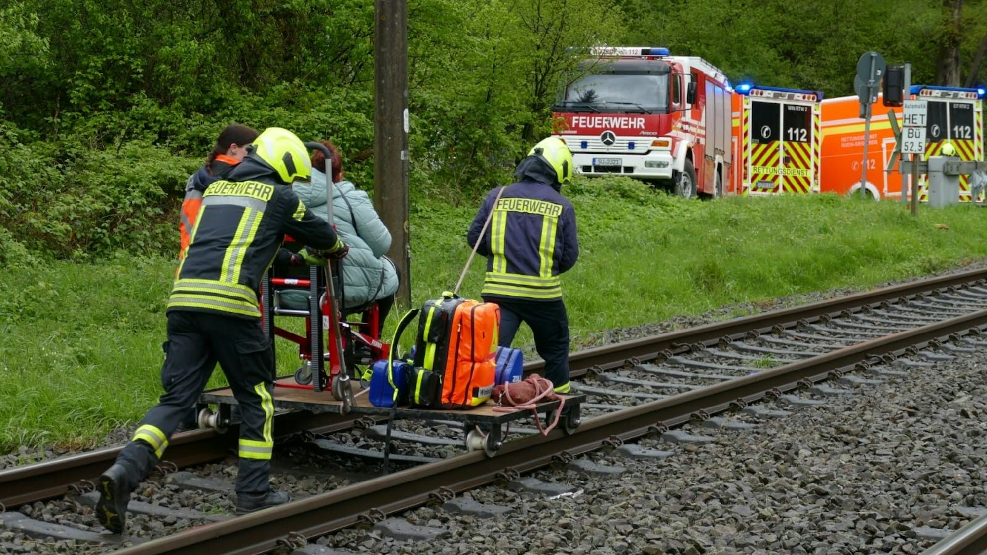 Mit einer Draisine brachten die Einsatzkräfte mehrere gehbehinderte Personen aus dem Zug und brachten sie zurück.