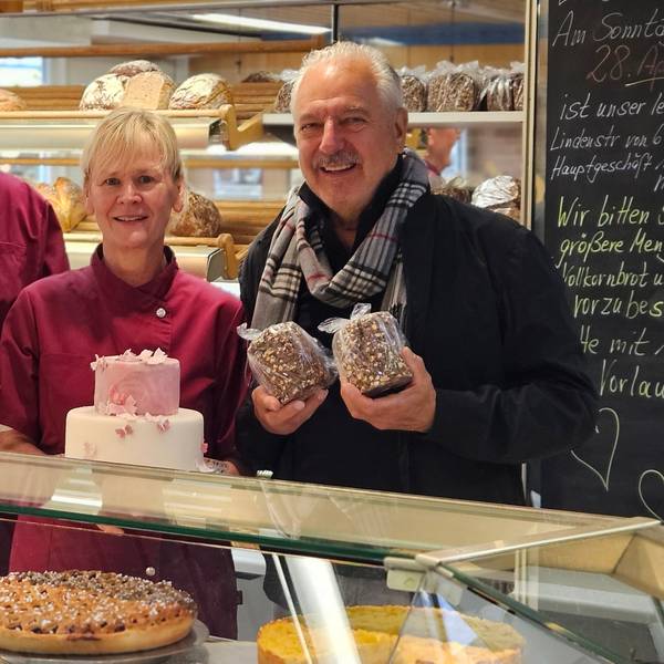 Ferdi Kraus und Stefanie Wieder geben das traditionsreiche Café Kraus in der Bedburger Innenstadt ab, Geschäftsmann Rolf Dieffendahl (v.l.) kauft und verpachtet die Immobilie unter demselben Namen.