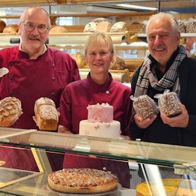 Ferdi Kraus und Stefanie Wieder geben das traditionsreiche Café Kraus in der Bedburger Innenstadt ab, Geschäftsmann Rolf Dieffendahl (v.l.) kauft und verpachtet die Immobilie unter demselben Namen.