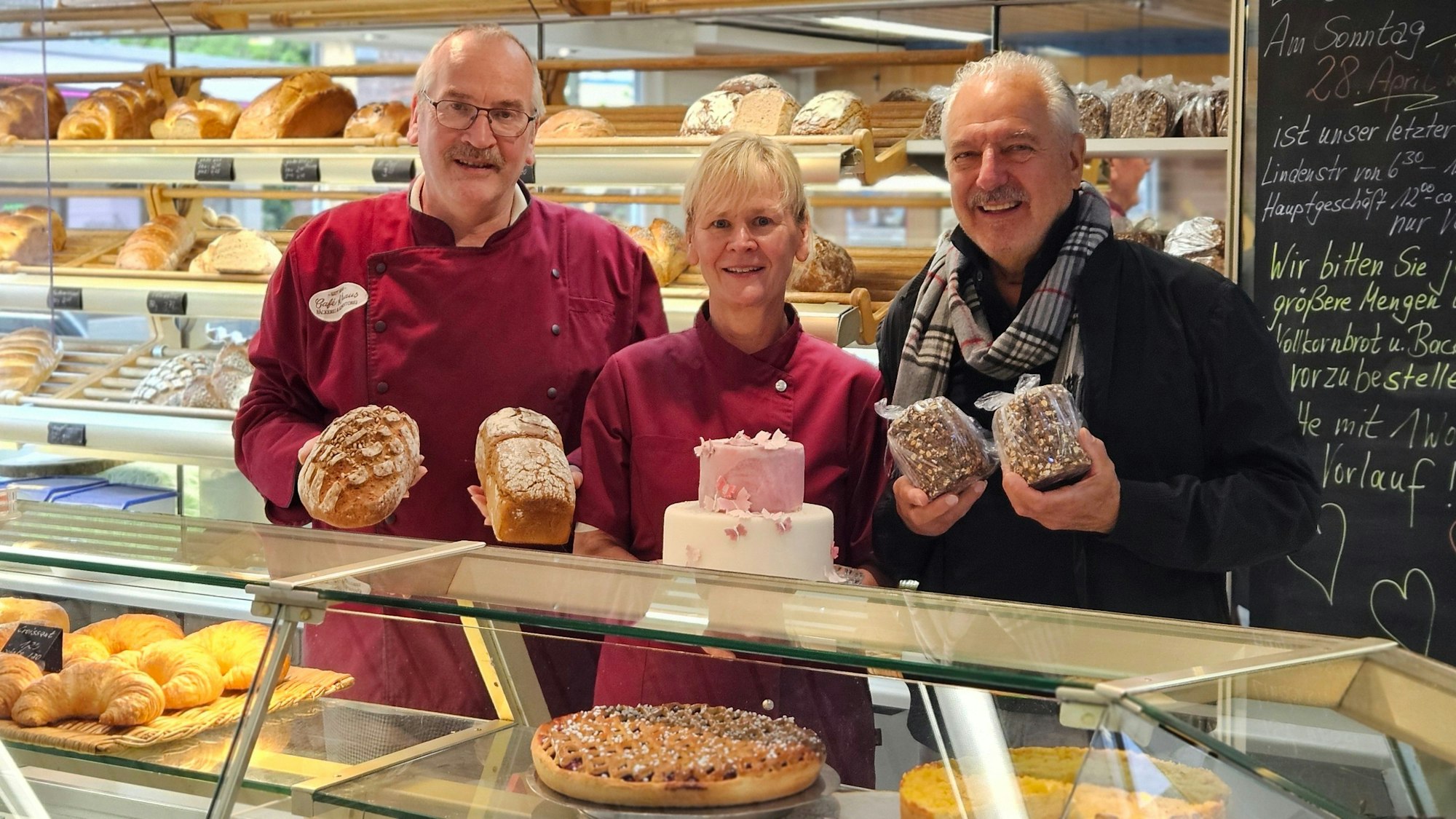 Ferdi Kraus und Stefanie Wieder geben das traditionsreiche Café Kraus in der Bedburger Innenstadt ab, Geschäftsmann Rolf Dieffendahl (v.l.) kauft und verpachtet die Immobilie unter demselben Namen.