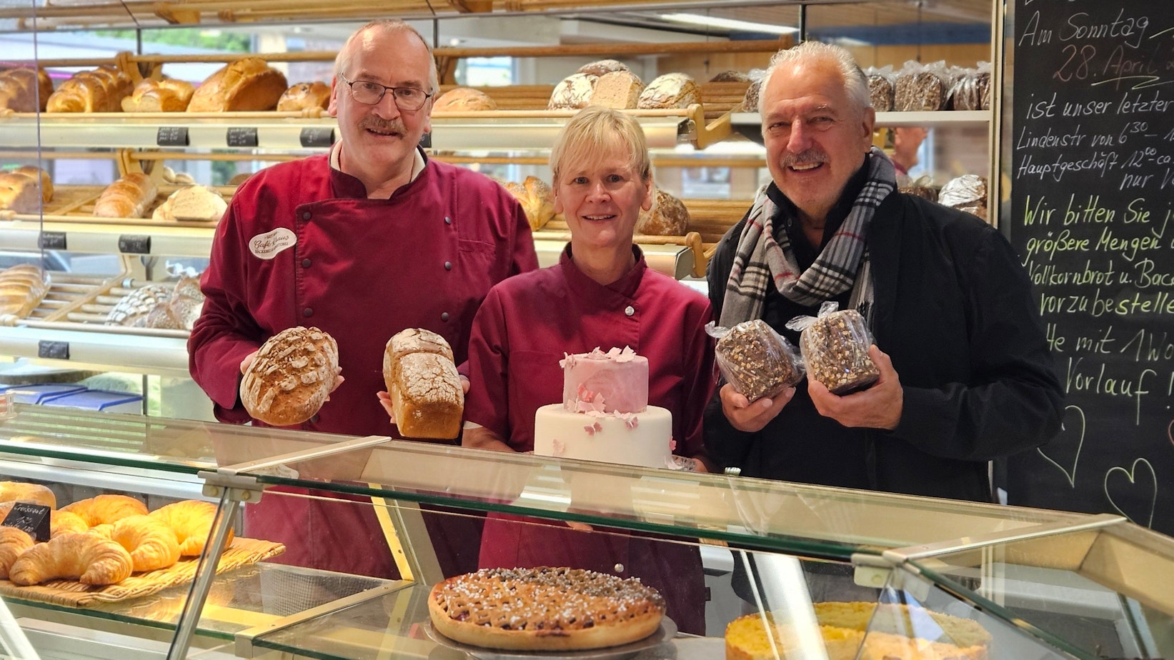 Ferdi Kraus und Stefanie Wieder geben das traditionsreiche Café Kraus in der Bedburger Innenstadt ab, Geschäftsmann Rolf Dieffendahl (v.l.) kauft und verpachtet die Immobilie unter demselben Namen.