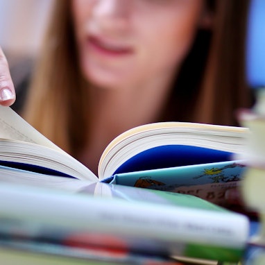 Eine Frau liest auf der Buchmesse in Leipzig (Archivbild)