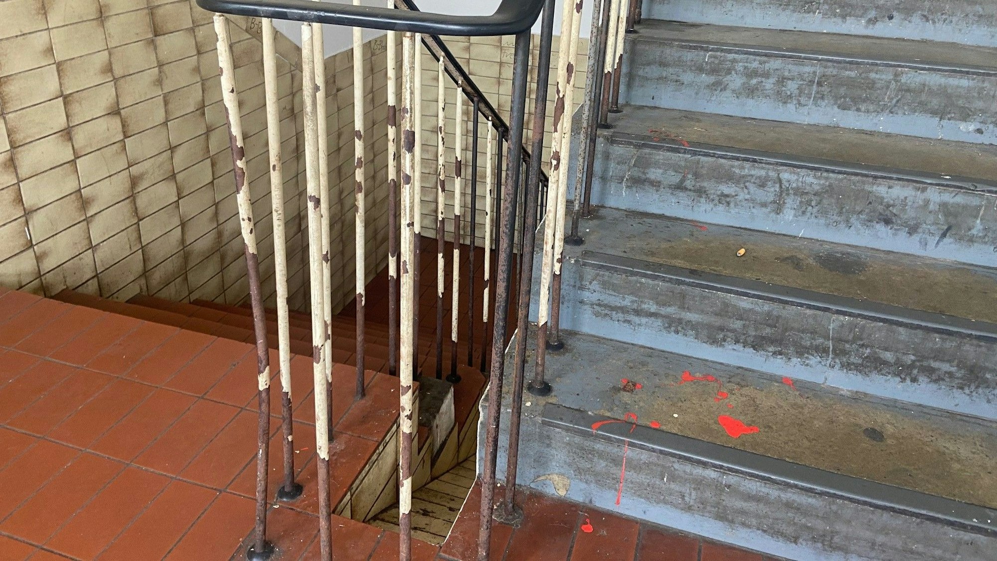 Auf dem Bild ist ein marodes Treppengeländer zu sehen.