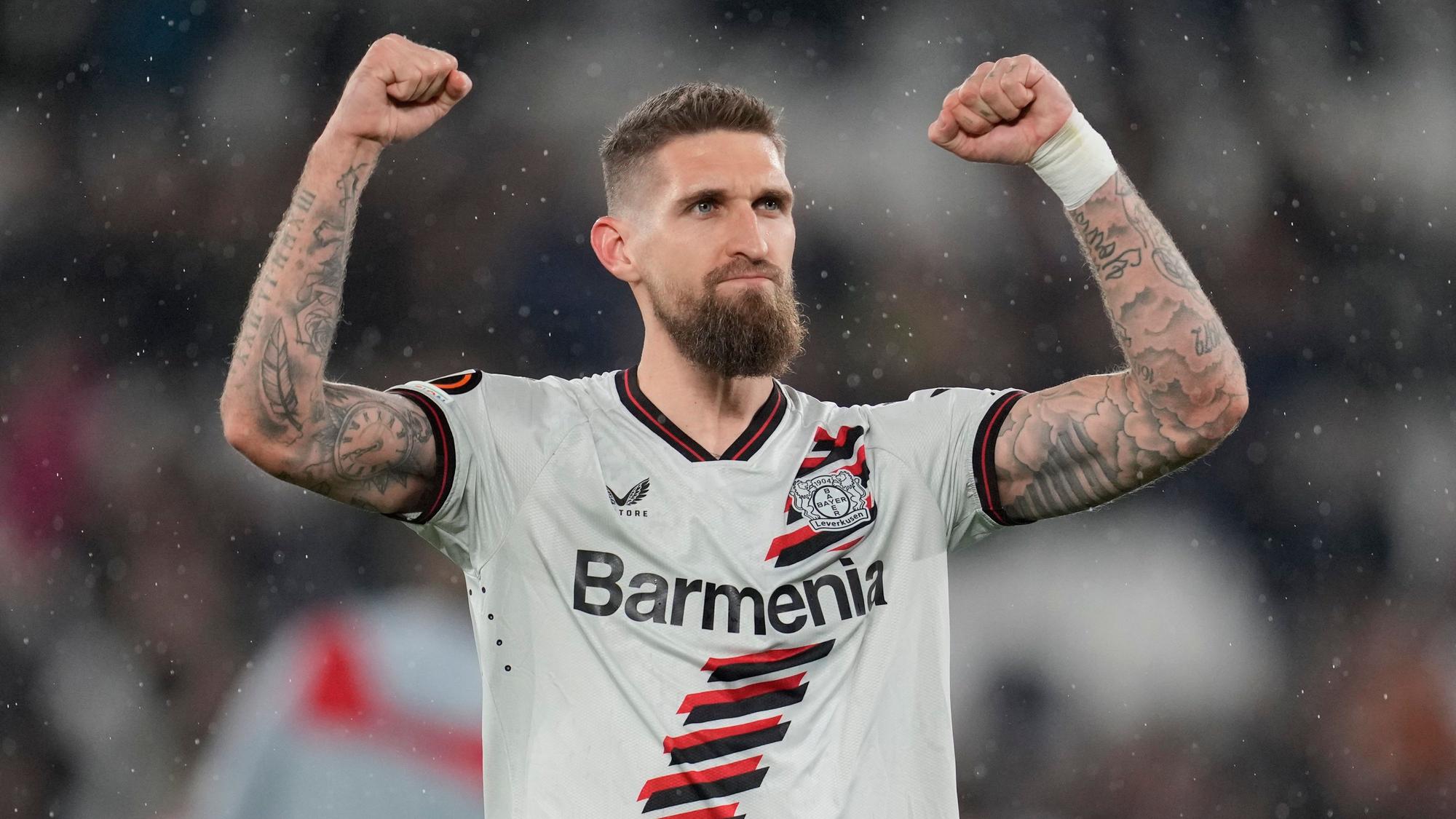 Leverkusen's Robert Andrich celebrates after the Europa League quarterfinal second leg soccer match between West Ham and Bayer 04 Leverkusen in London, Thursday, April 18, 2024. (AP Photo/Kin Cheung)