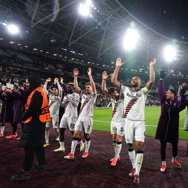 dpatopbilder - 18.04.2024, Großbritannien, London: Fußball: Europa League, West Ham United - Bayer Leverkusen, K.o.-Runde, Viertelfinale, Rückspiele. Die Spieler von Bayer Leverkusen feiern das Erreichen des Halbfinales mit ihren Fans. Foto: John Walton/PA Wire/dpa +++ dpa-Bildfunk +++