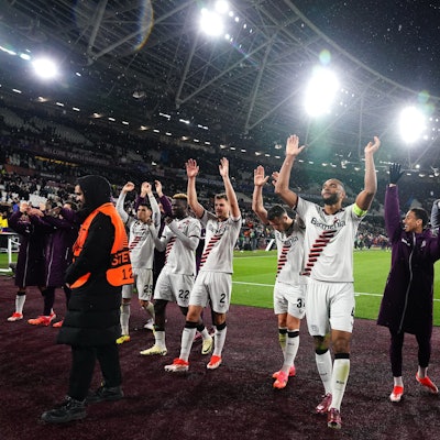 dpatopbilder - 18.04.2024, Großbritannien, London: Fußball: Europa League, West Ham United - Bayer Leverkusen, K.o.-Runde, Viertelfinale, Rückspiele. Die Spieler von Bayer Leverkusen feiern das Erreichen des Halbfinales mit ihren Fans. Foto: John Walton/PA Wire/dpa +++ dpa-Bildfunk +++