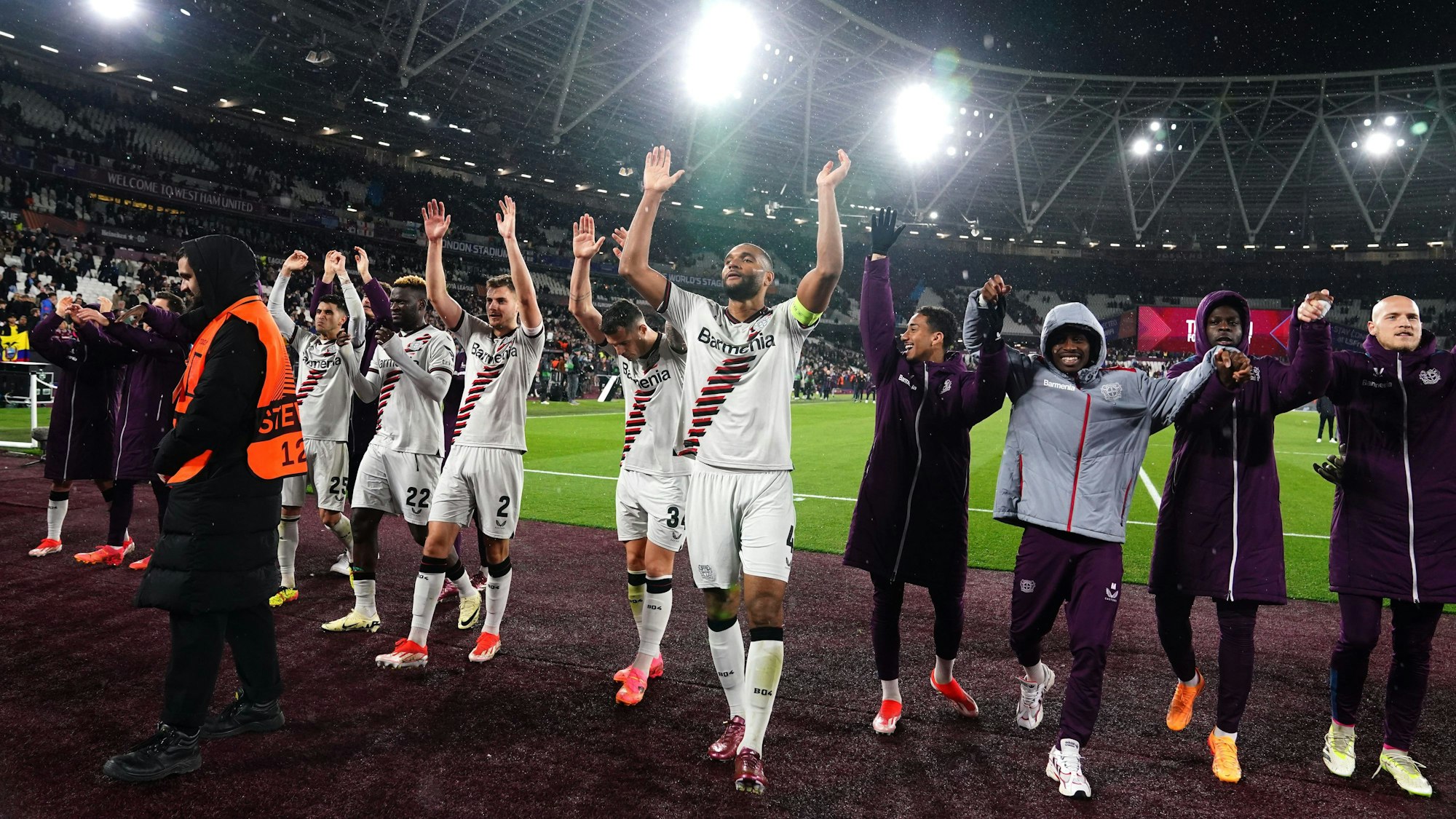 dpatopbilder - 18.04.2024, Großbritannien, London: Fußball: Europa League, West Ham United - Bayer Leverkusen, K.o.-Runde, Viertelfinale, Rückspiele. Die Spieler von Bayer Leverkusen feiern das Erreichen des Halbfinales mit ihren Fans. Foto: John Walton/PA Wire/dpa +++ dpa-Bildfunk +++
