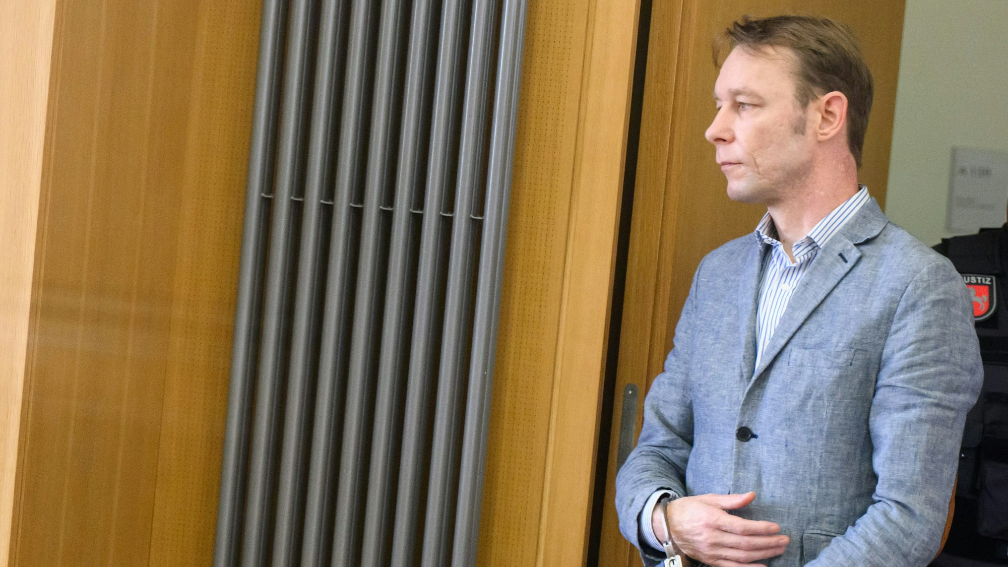 Der Angeklagte Christian B. kommt in den Gerichtssaal im Landgericht Braunschweig. (Archivbild)
