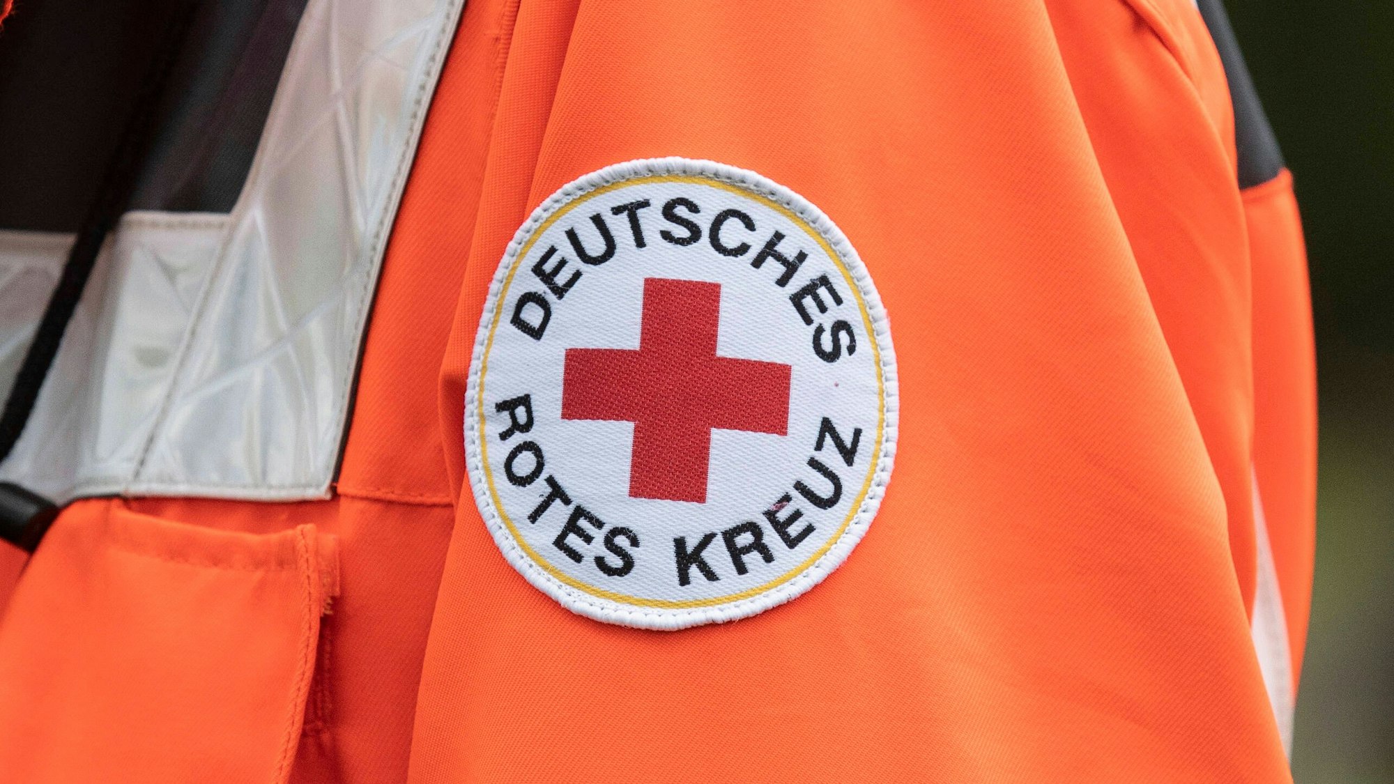Ärmel mit Aufnäher des Deutschen Roten Kreuzes DRK an einer Einsatzjacke.
