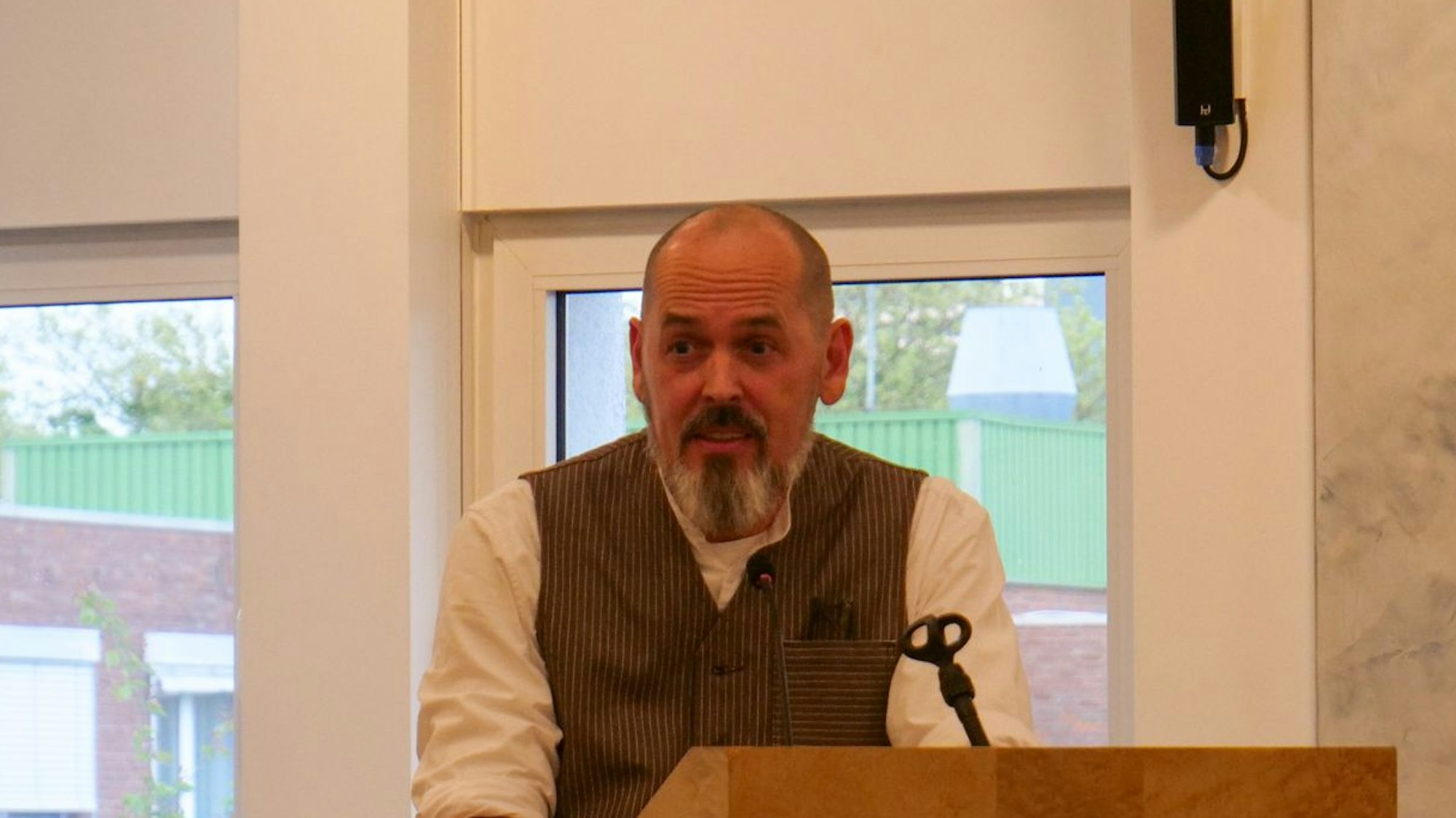 Auf dem Foto ist Thommy Mewes bei seiner Vorstellungsrede zu sehen.