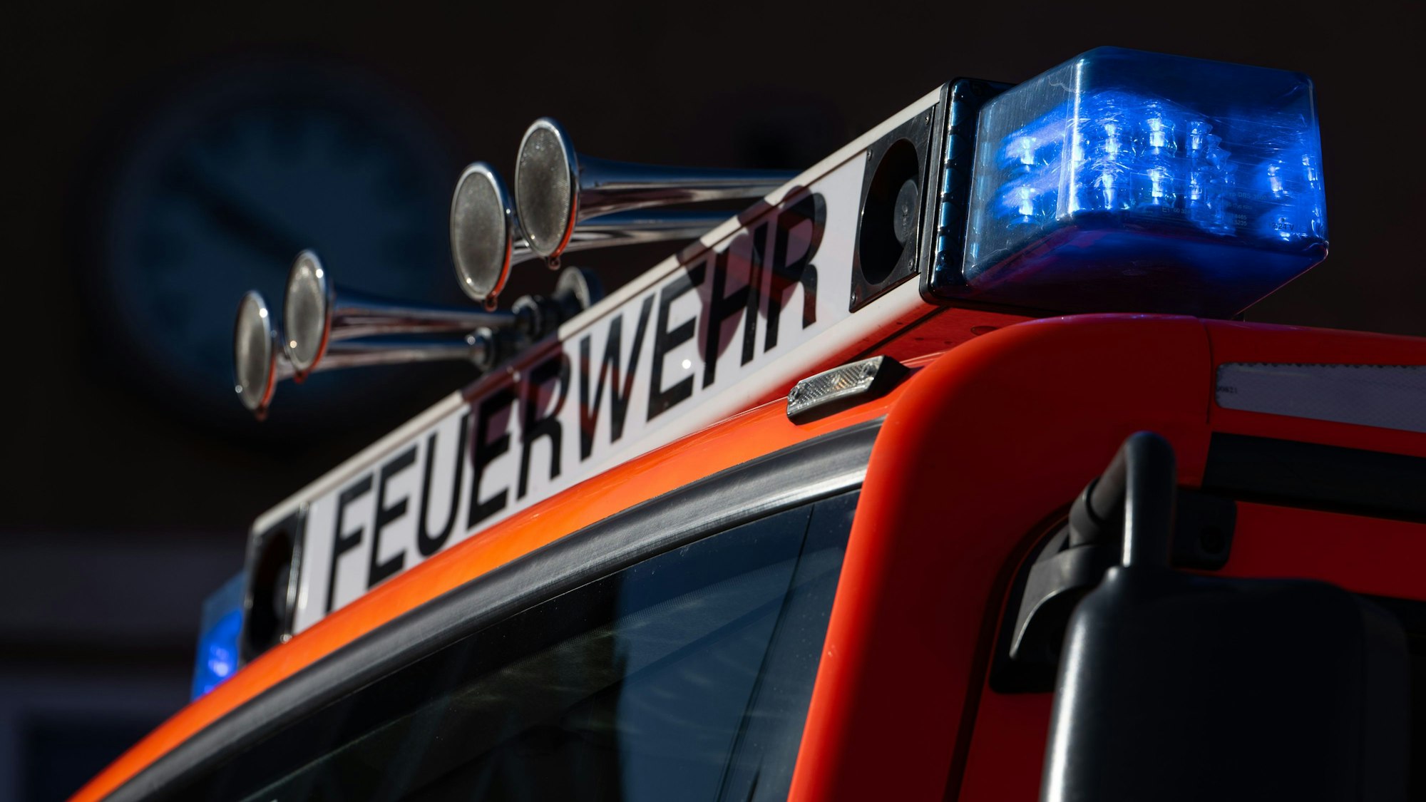 Blaulicht ist auf einem Einsatzfahrzeug der Feuerwehr zu sehen.