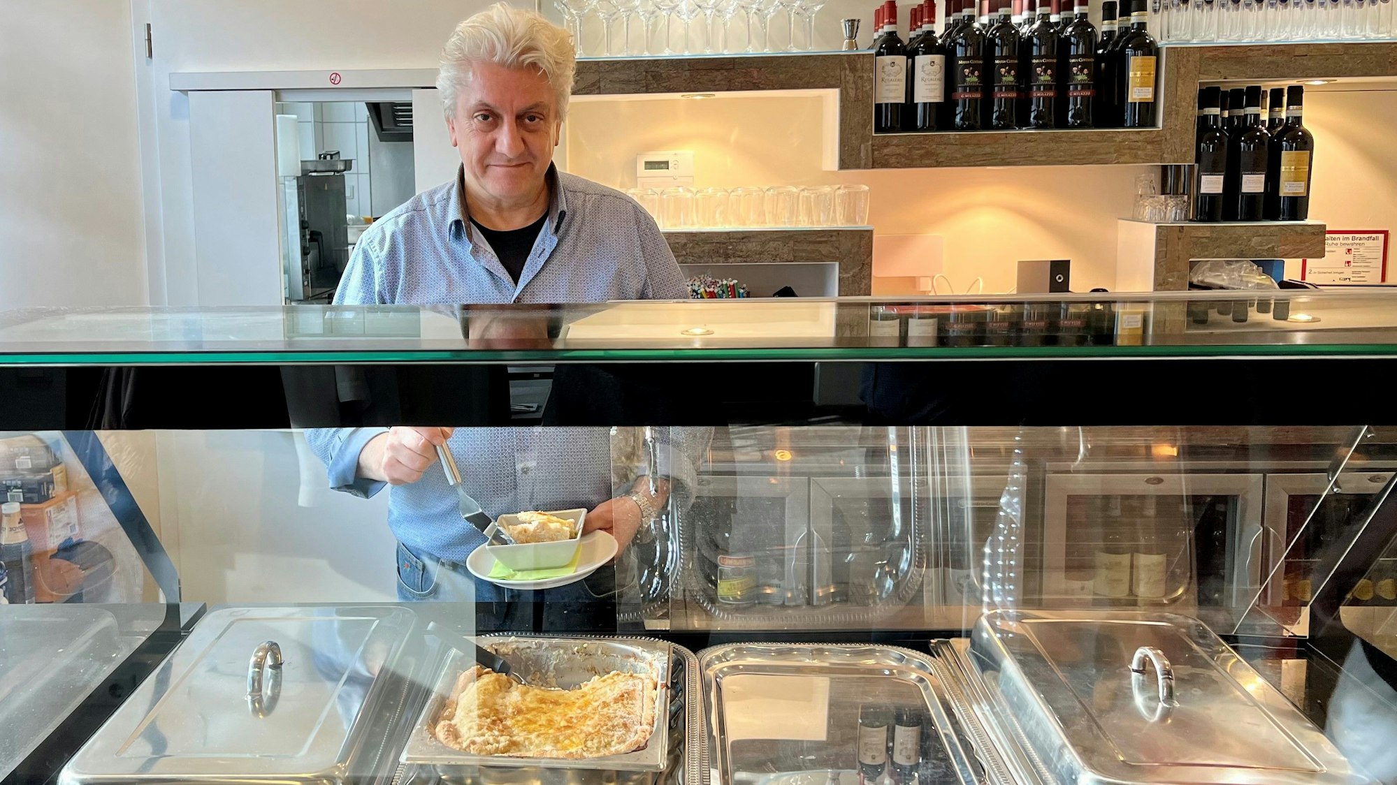 Mann an der Vitrine eines Restaurants