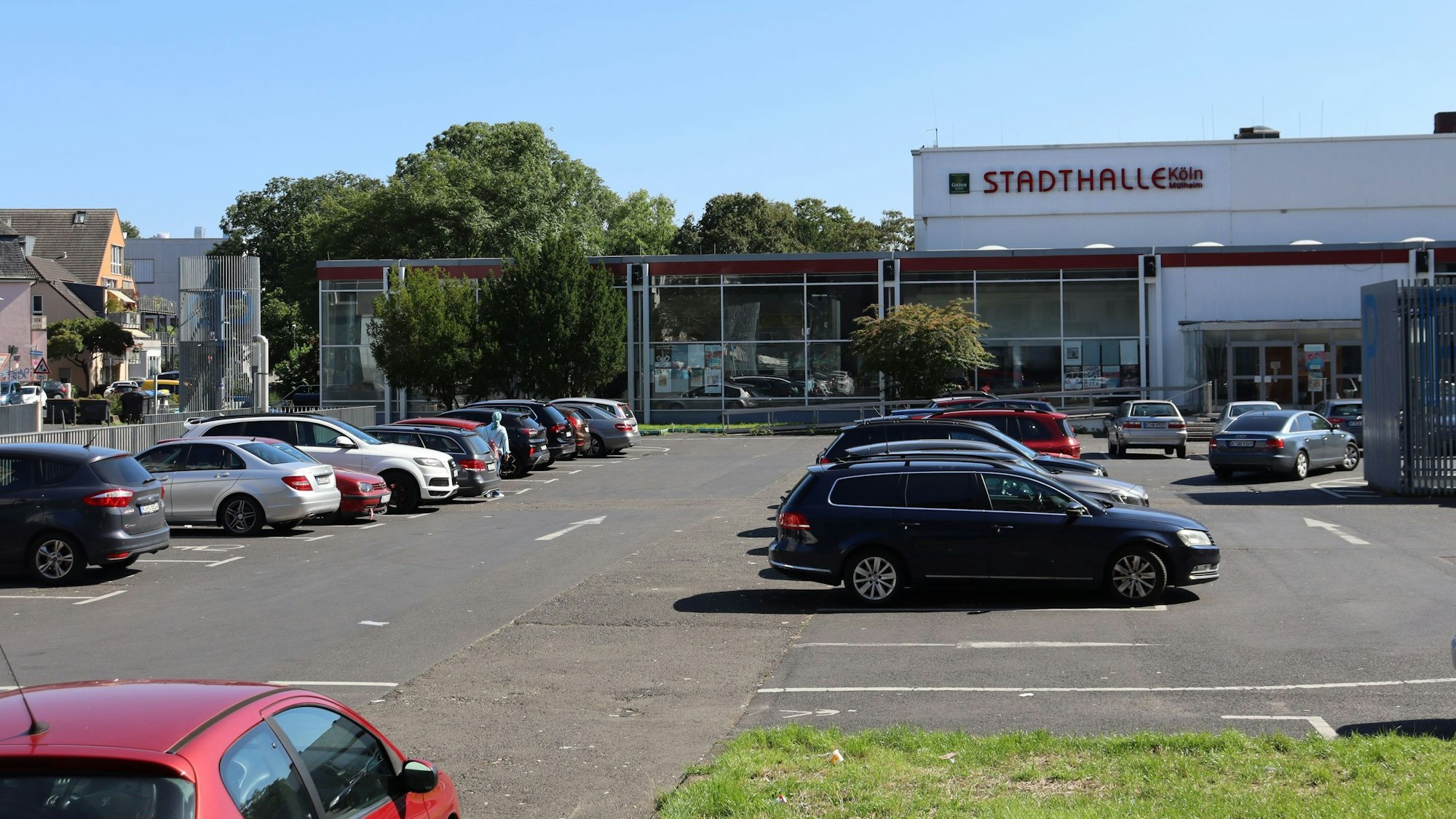 Die Stadt wägt ab, wie die Parkplatzbeleuchtung an der Stadthalle Köln-Mülheim verbessert werden kann. Foto: Uwe Schäfer