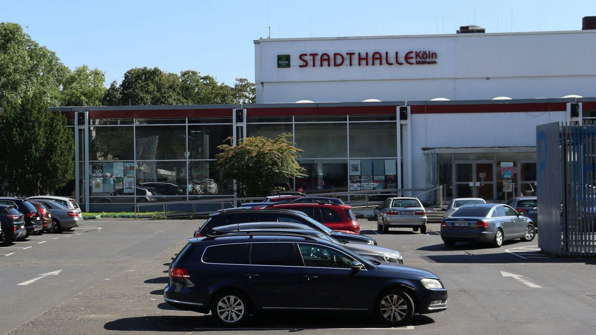 Die Stadthalle Köln in Mülheim mit Parkplatz. (Archivbild)
