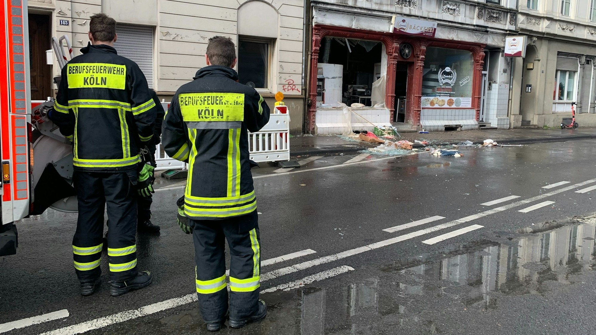 Bei der Verpuffung in einem Keller auf der Bergisch-Gladbacher Straße in Köln-Mülheim wurde auch eine Bäckerei zerstört.