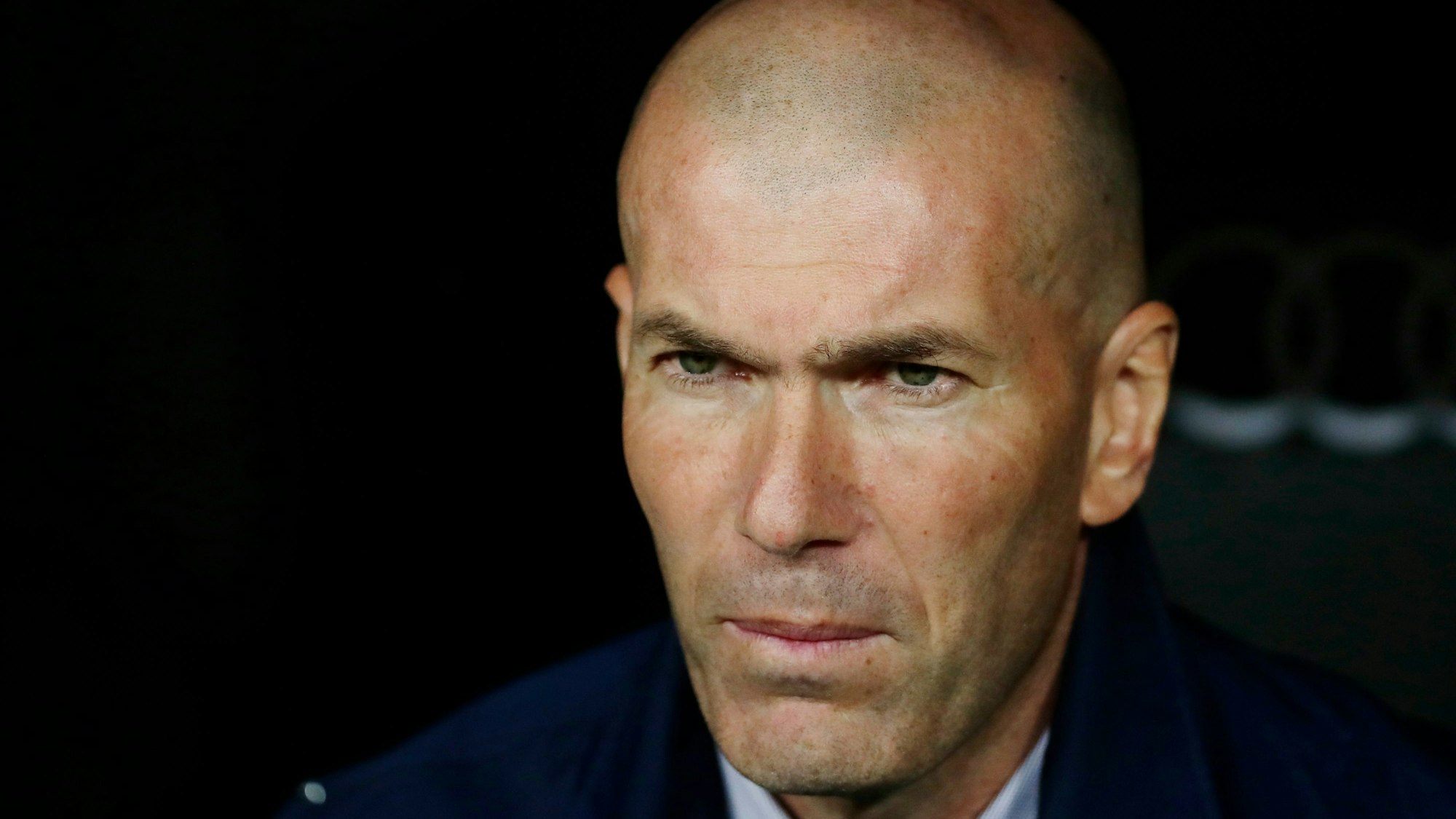 Zinedine Zidane, damals Trainer von Real Madrid, wartet auf den Beginn des Spiels. Der Franzose soll Trainer des FC Bayern München werden.