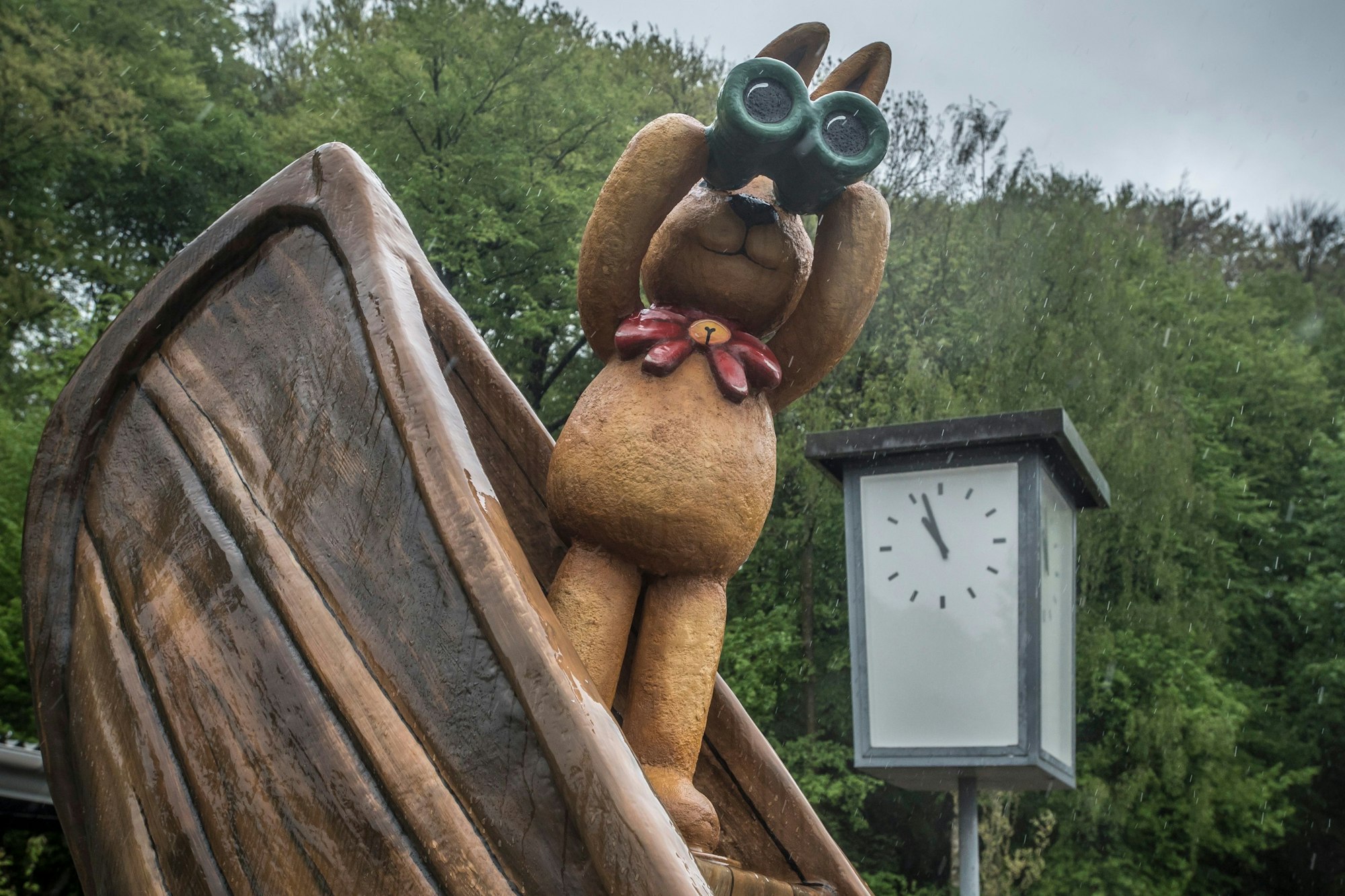 Hase Felix darf nicht fehlen, das Sparkassen-Logo auf der historischen Uhr ist weg, aber das neue Freibad Leichlingen ist fast fertig.