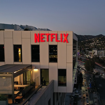 Ein Bürogebäude in Hollywood, auf der hellen Fassade prangt in roten Buchstaben „Netflix“.
